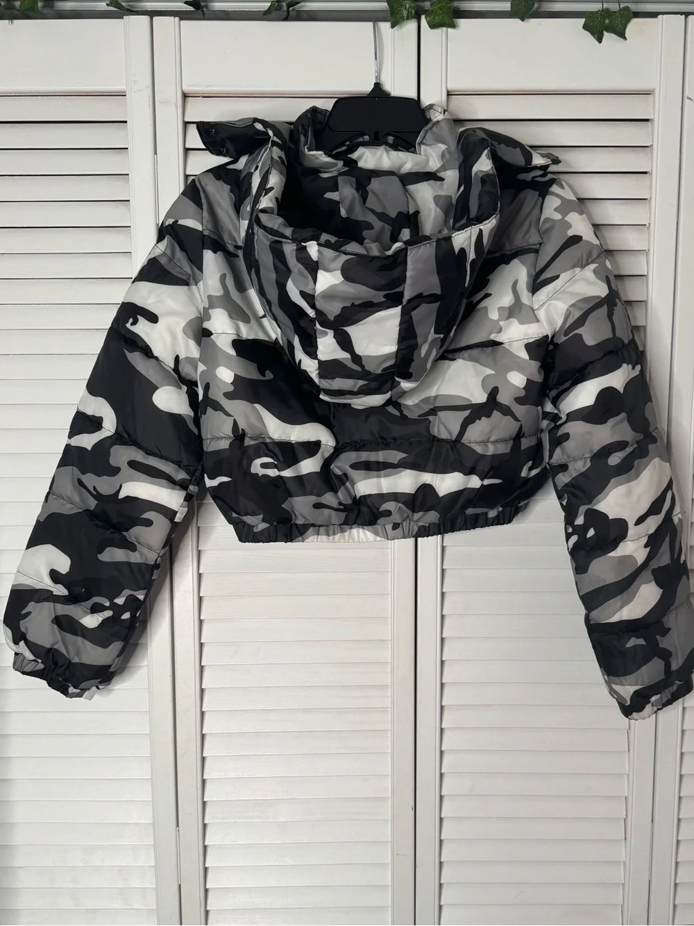 Black & Gray Camo Cropped Puffer Jacket